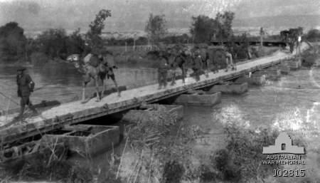 https://upload.wikimedia.org/wikipedia/commons/5/56/Camels_crossing_the_Jordan_River.jpg