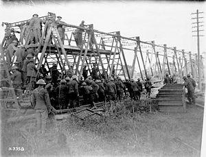 Canal du Nord - Building an extra bridge (2).jpg