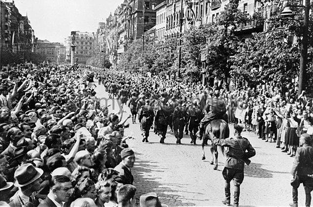 https://l7.alamy.com/zooms/972b16a8a46c49659d121a6030926615/prague-residents-greeting-soviet-soldiers-in-may-1945-b95n6n.jpg