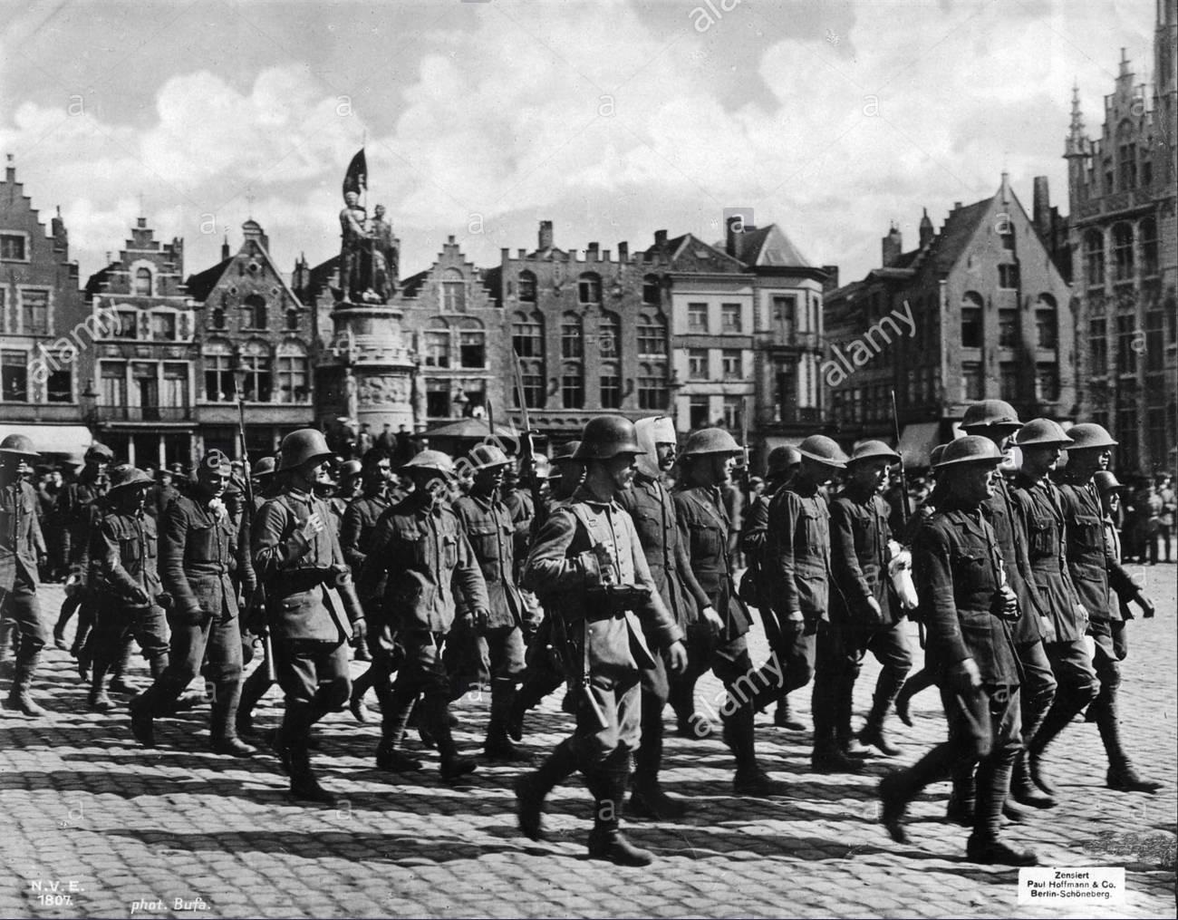 https://c8.alamy.com/comp/B5M8TN/2-g55-k1-1917-8-e-english-pows-bruges-wwi-history-world-war-one-pows-B5M8TN.jpg