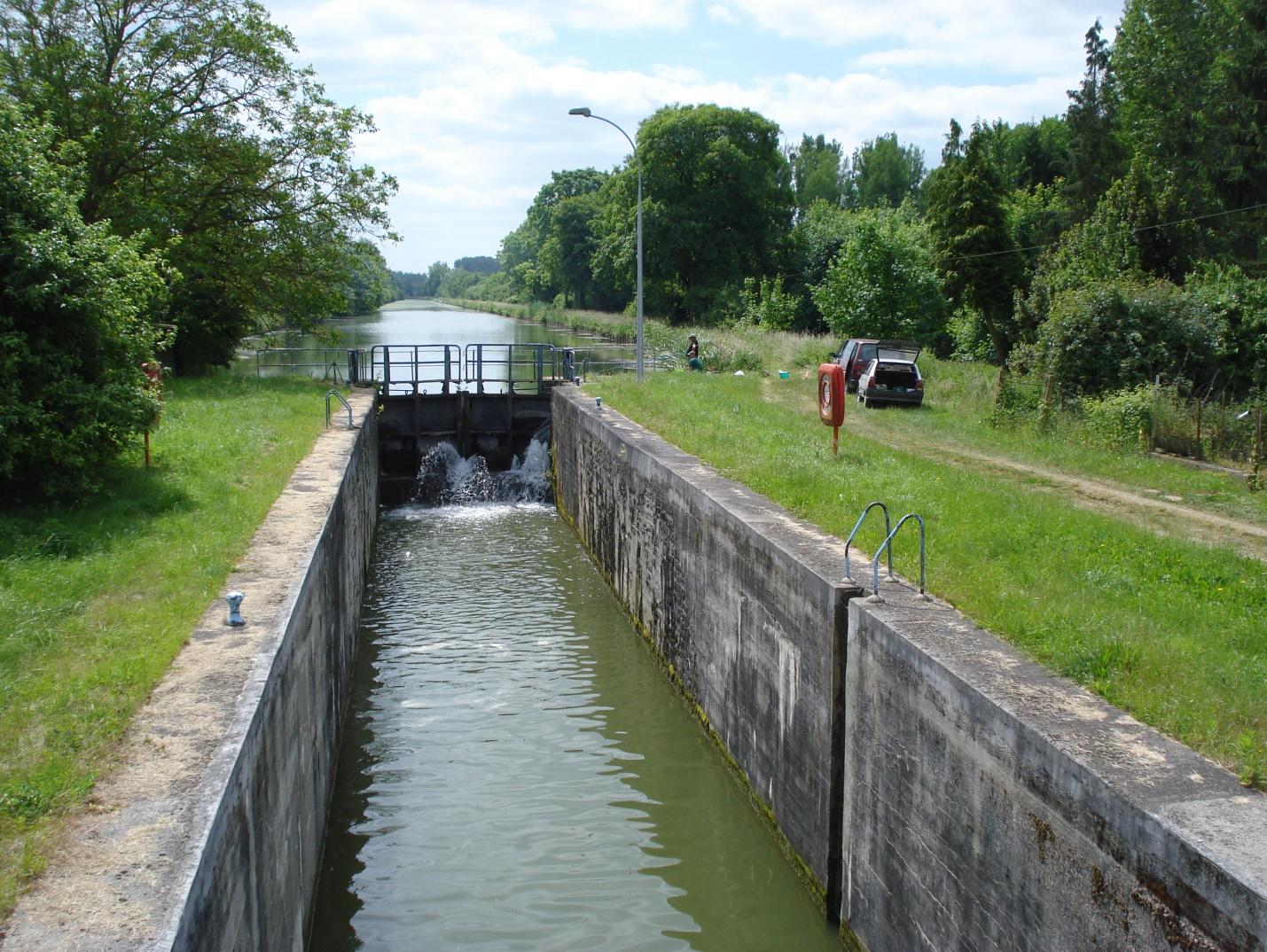 http://fr.academic.ru/pictures/frwiki/67/Canal_de_Vouziers_%C3%A0_Vrizy_%28Ardennes%2C_Fr%29.JPG