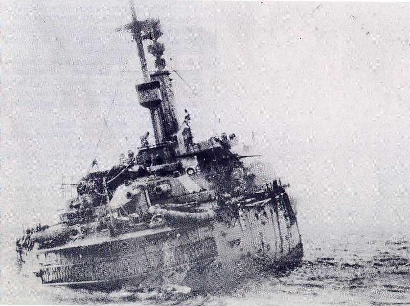 https://upload.wikimedia.org/wikipedia/commons/d/de/HMS_Britannia_%281904%29_sinking_on_9_November_1918.jpg