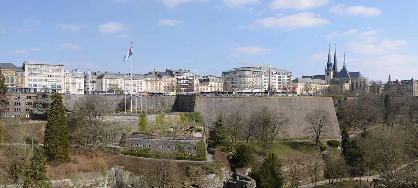 https://upload.wikimedia.org/wikipedia/commons/thumb/2/25/Luxembourg_%28city%29_-_view_from_Metz_square.jpg/1920px-Luxembourg_%28city%29_-_view_from_Metz_square.jpg